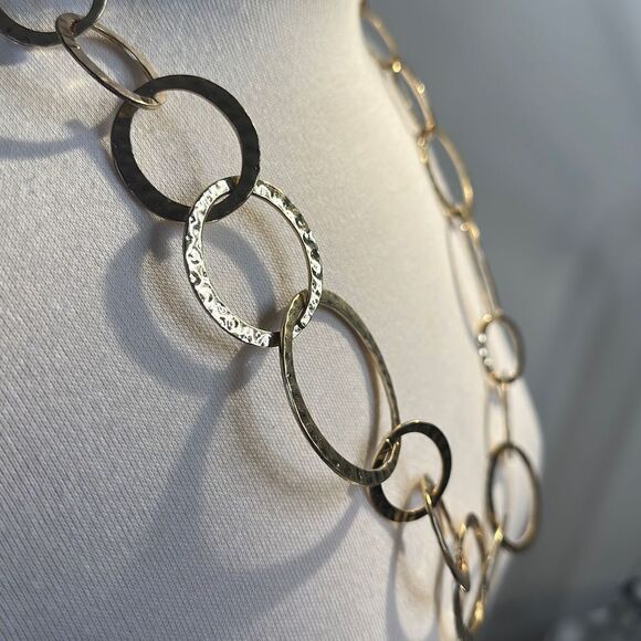 Hammered gold ring loop necklace - Picture 4 of 7